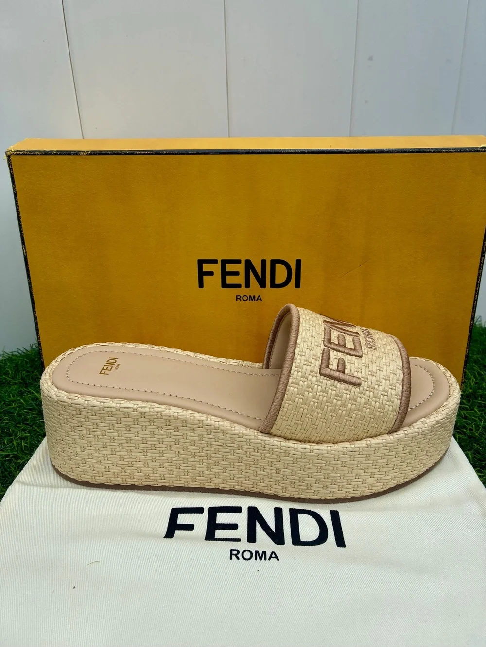FENDI SUNSHINE NATURAL RAFFIA PLATFORM SLIDE SANDALS EMBROIDERED LOGO SZ 40 NEW